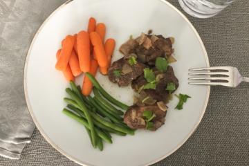 beef with carrots and green beans on the side
