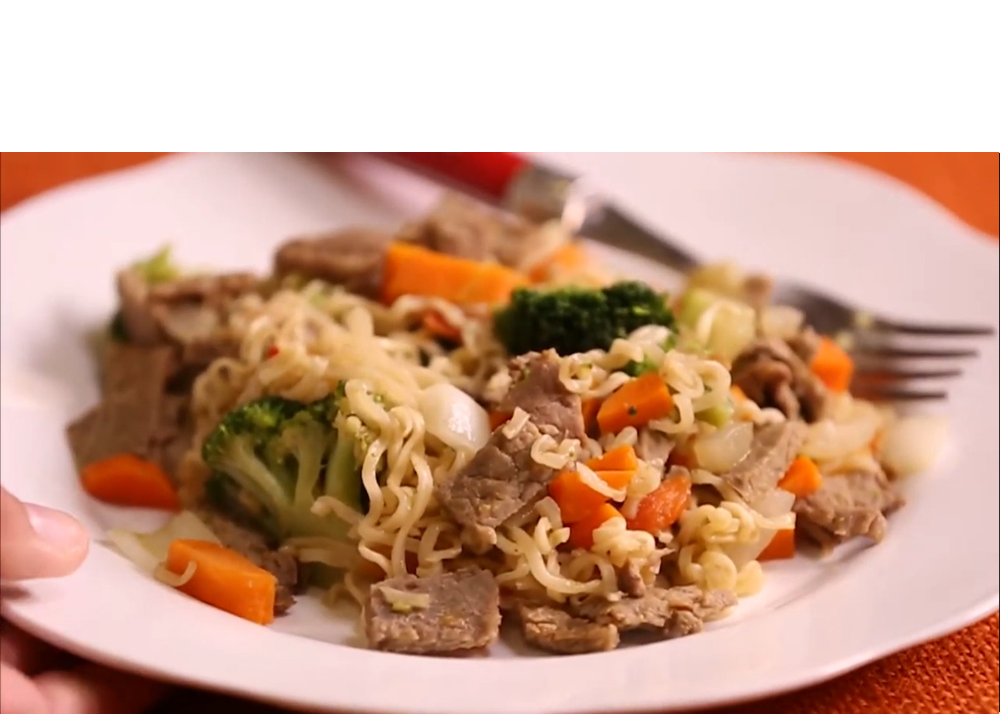 plate of noodles, beef, and broccoli